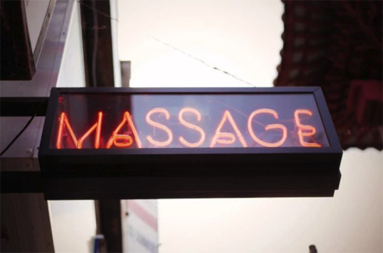 вывеска круглосуточного салона эротического массажа в ЦАО